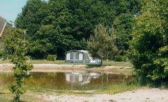 Kampeerplaats aan de speelvijver
