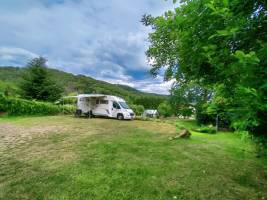 Plätzchen im Grünen mit Blick auf grüne Berghänge