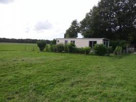 Ländlicher Ort mit Sonnenaufgang