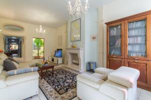 Well Located Townhouse & Courtyard Kalka