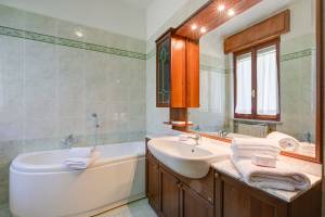 A Due Passi Dal Bosco