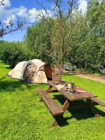 Genießen Sie das Campen im Obstgarten oder verbringen Sie die Na