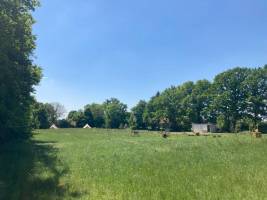 Brut Nature, ein Naturcampingplatz zum Thema Wein im ländlichen 