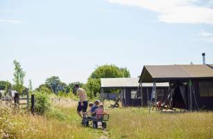 Tenthuisje met warme privédouche naast de tent