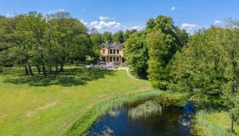 Ruhiger Platz direkt am Wasser in Waldnähe