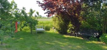 Ländlicher Garten im Naturschutzgebiet. Auch Motorradfahrer will