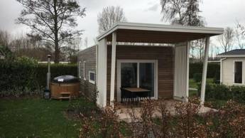 Comfortabel 4 persoons Tiny House met hottub op vakantiepark de 